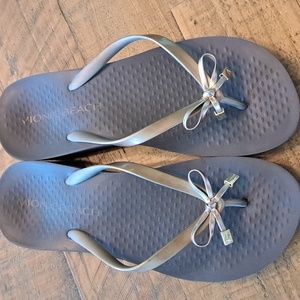 Vionic Beach brown women's flip flops size 8 with bronze straps and bows.